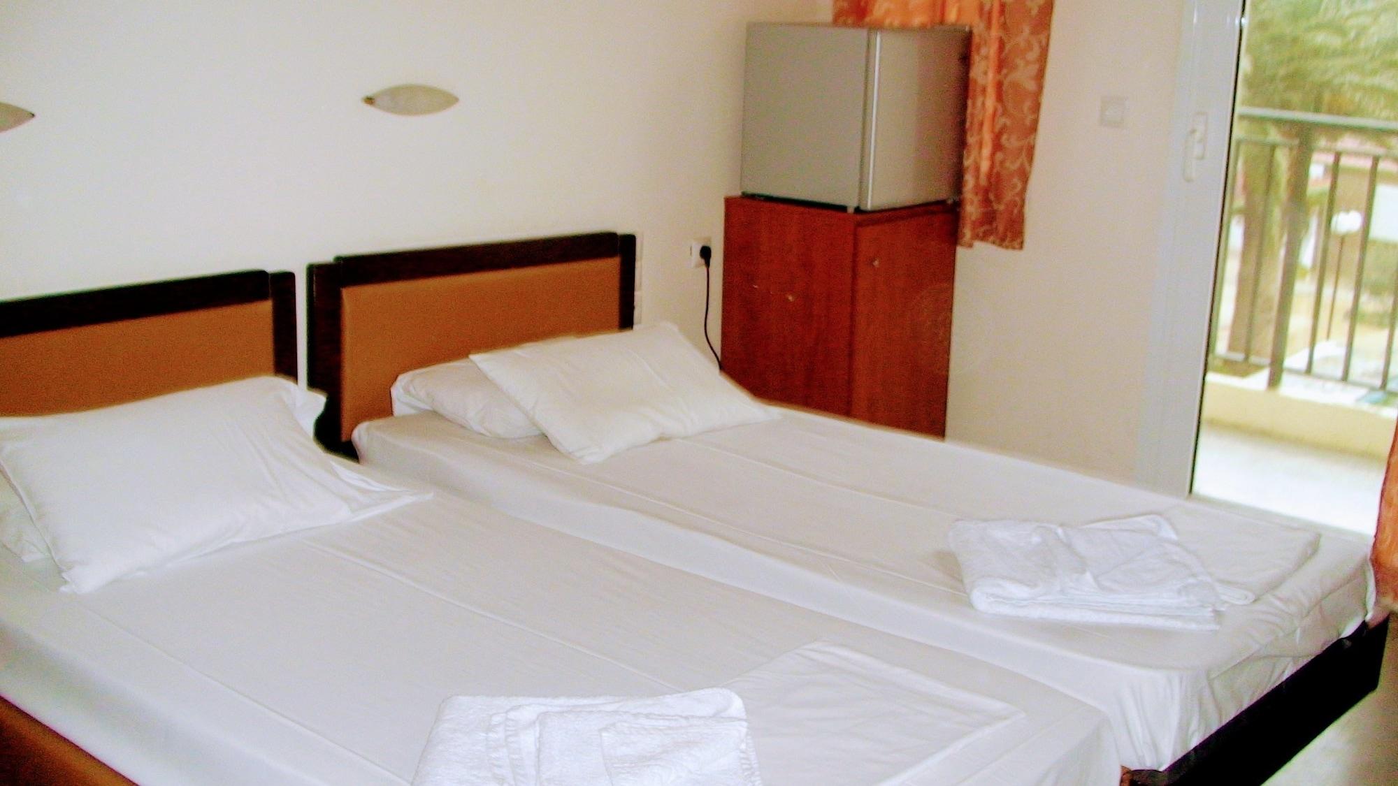 Ambrosia Hotel มาเลีย ภายนอก รูปภาพ