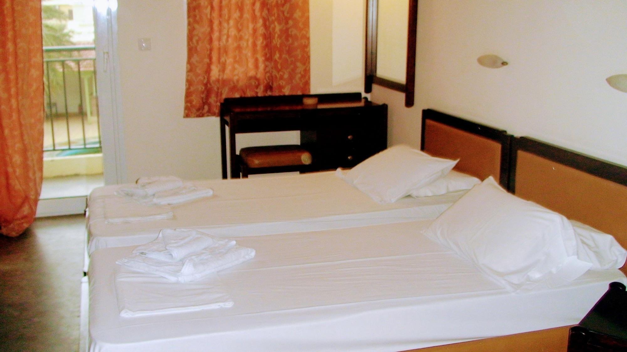 Ambrosia Hotel มาเลีย ภายนอก รูปภาพ