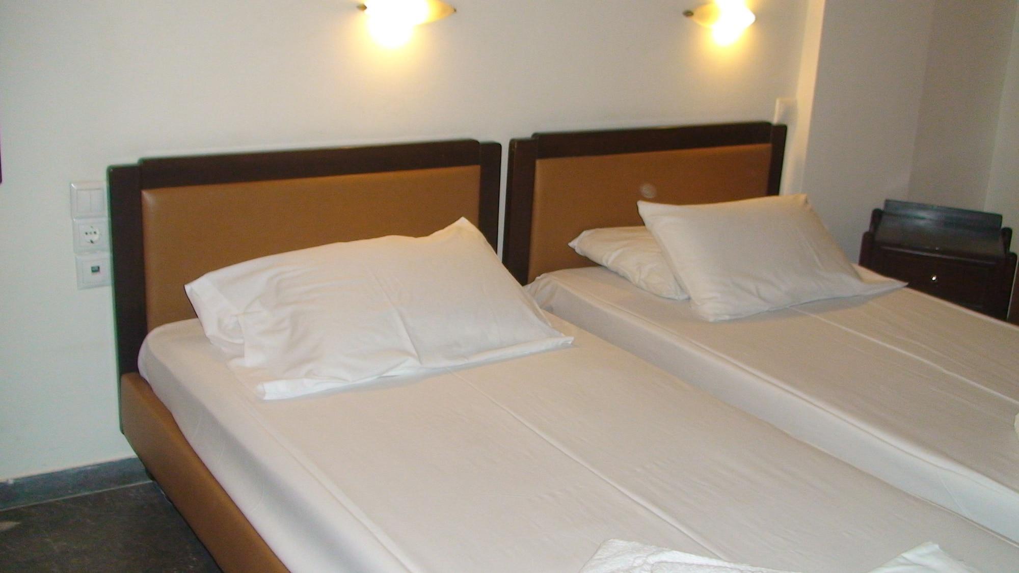 Ambrosia Hotel มาเลีย ภายนอก รูปภาพ